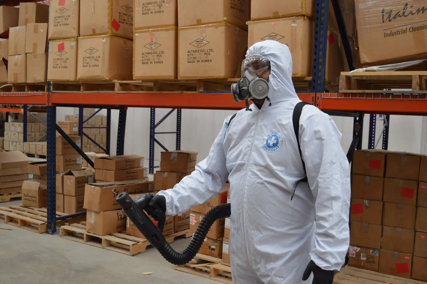 Operario de Grupo CCN con equipo de protección completo durante un servicio en el almacén de una planta industrial