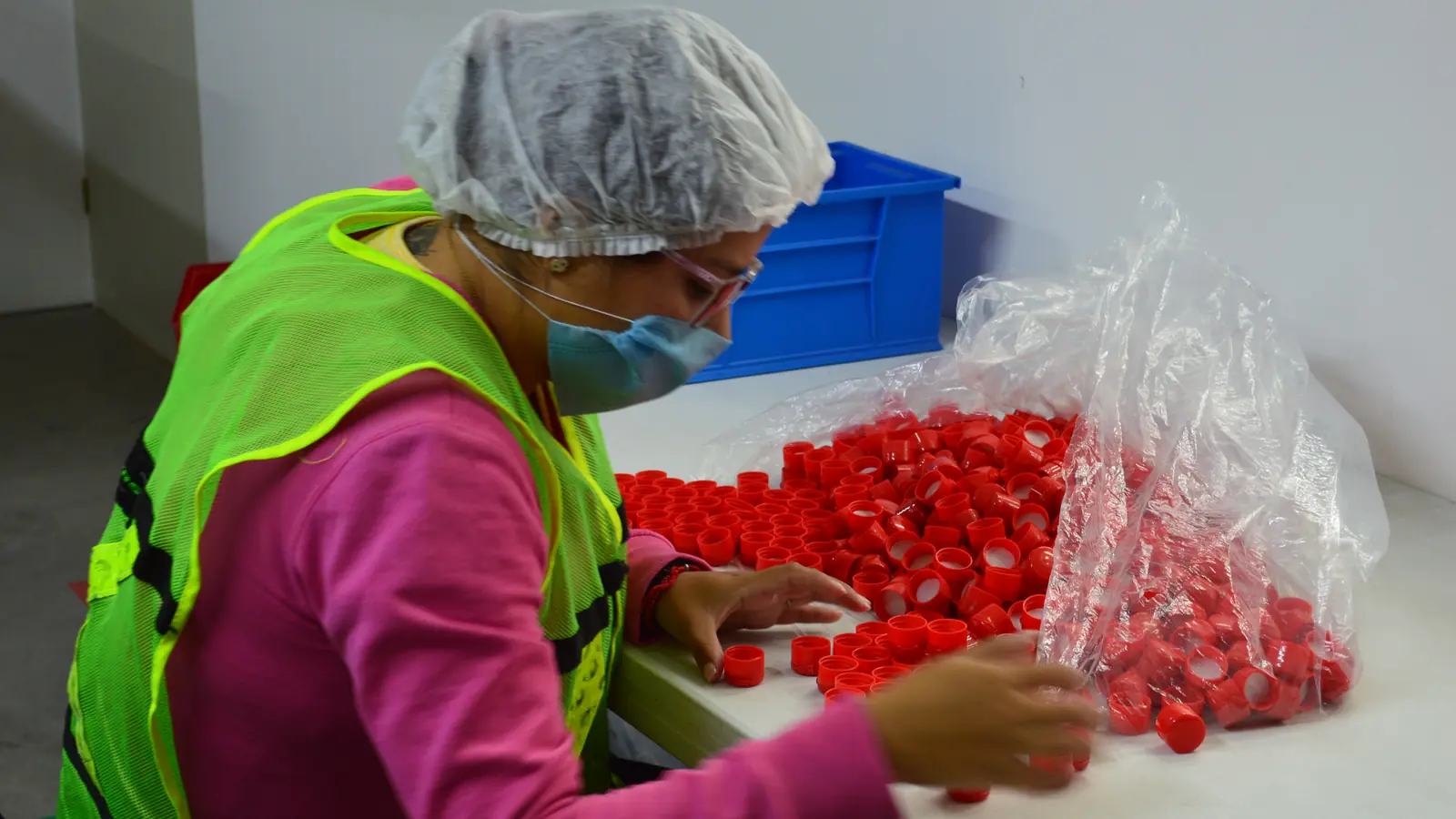 Personal de Grupo CCN haciendo selección y contención pieza por pieza de componentes plásticos