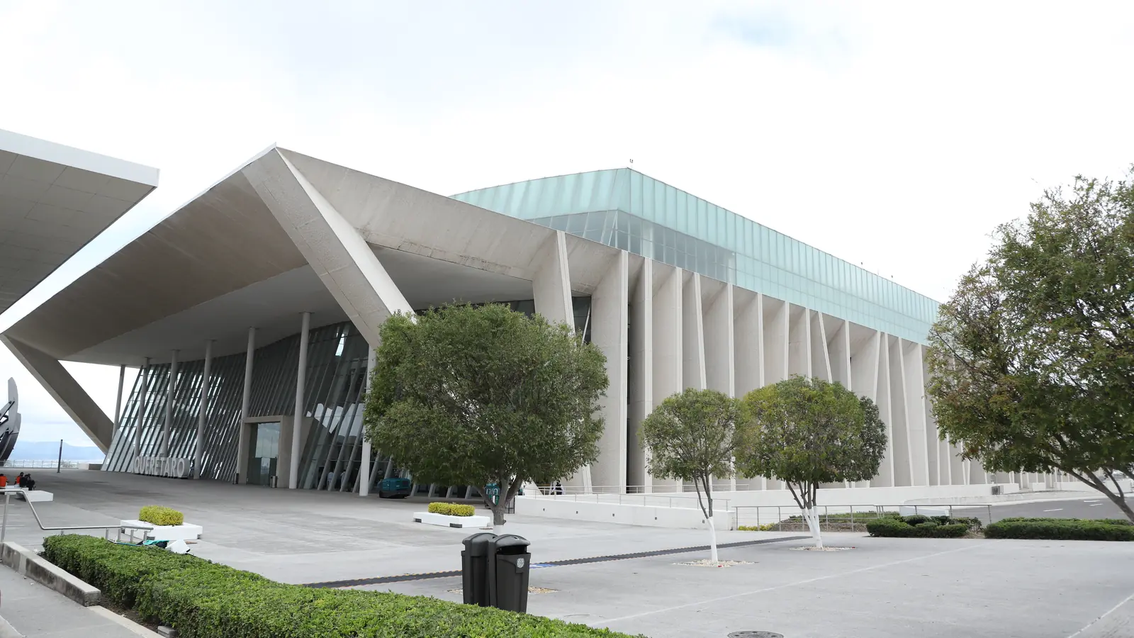 Fachada de un centro de convenciones, ejemplo de instalación de gran formato que atiende Grupo CCN